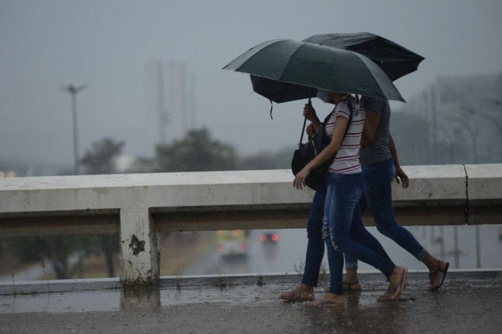 Alerta de chuvas intensas do Inmet para o DF vale até as 11h desta segunda 