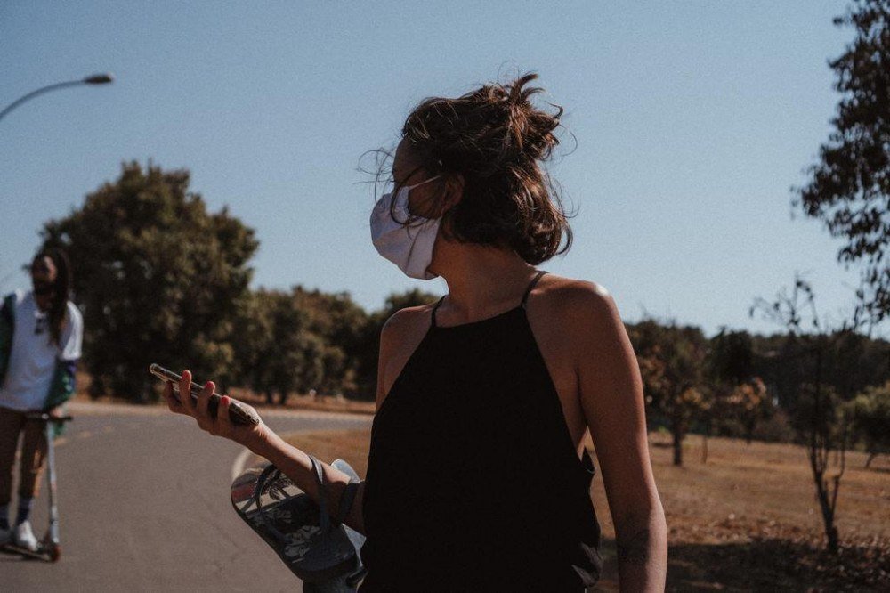 o cantor brasiliense Allan Massay lançou, na segunda-feira (19/10), o videoclipe da canção Na Pista, com participação do cantor Marvyn e estética dos anos 1990.