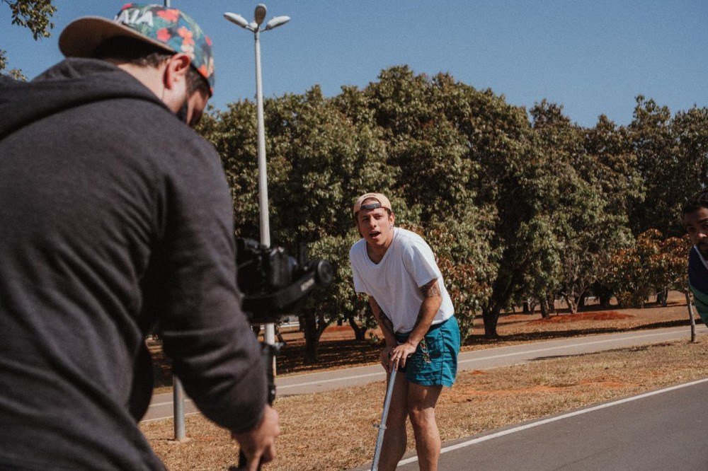 o cantor brasiliense Allan Massay lançou, na segunda-feira (19/10), o videoclipe da canção Na Pista, com participação do cantor Marvyn e estética dos anos 1990.