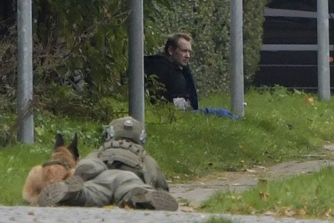 Um atirador policial e seu cachorro observam o assassino Peter Madsen ameaçando a polícia de detonar uma bomba enquanto tentava escapar da prisão em Albertslund, Dinamarca. - (crédito: Nils Meilvang / Ritzau Scanpix / AFP) Um atirador policial e seu cachorro observam o assassino Peter Madsen ameaçando a polícia de detonar uma bomba enquanto tentava escapar da prisão em Albertslund, Dinamarca. - (crédito: Nils Meilvang / Ritzau Scanpix / AFP)