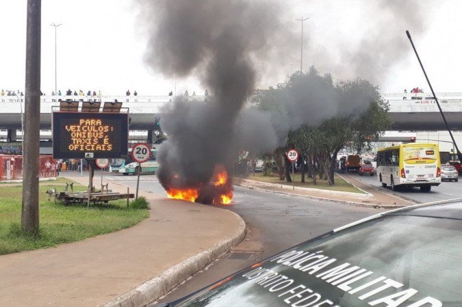 Homem incendiou o próprio carro na rodoviária do Plano Piloto - (crédito: Ed Alves | CB ) Homem incendiou o próprio carro na rodoviária do Plano Piloto - (crédito: Ed Alves | CB )