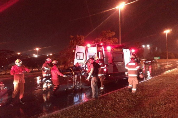 Em outro acidente, na Asa Norte, um motociclista e uma passageira ficaram feridos após cair do veículo - (crédito: Divulgação/CBMDF) Em outro acidente, na Asa Norte, um motociclista e uma passageira ficaram feridos após cair do veículo - (crédito: Divulgação/CBMDF)