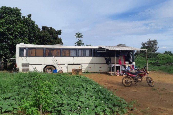 As moradias dos trabalhadores-fiéis eram bastante precárias, sendo que muitos dormiam em carrocerias de ônibus e caminhões, amontoados entre beliches improvisadas com tábuas
