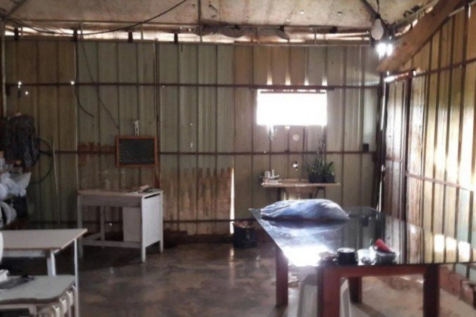 Algumas famílias viviam de maneira improvisada sob um barracão com teto de lona, que também funcionava como oficina de costura e depósito de agrotóxicos