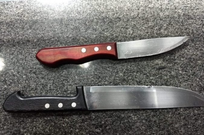 Cada um dos suspeitos portava uma faca para ameaçar as vítimas. Apesar da coação, ninguém se feriu - (crédito: Divulgação/PM) Cada um dos suspeitos portava uma faca para ameaçar as vítimas. Apesar da coação, ninguém se feriu - (crédito: Divulgação/PM)