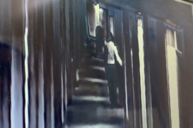 Imagens mostram o funcionário saindo do quarto - (crédito: Reprodução) Imagens mostram o funcionário saindo do quarto - (crédito: Reprodução)