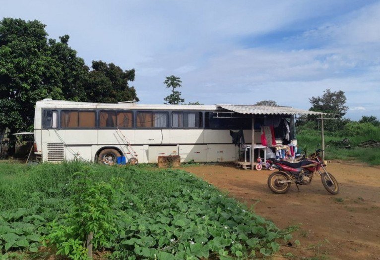 As moradias dos trabalhadores-fi&eacute;is eram bastante prec&aacute;rias, sendo que muitos dormiam em carrocerias de &ocirc;nibus e caminh&otilde;es, amontoados entre beliches improvisadas com t&aacute;buas