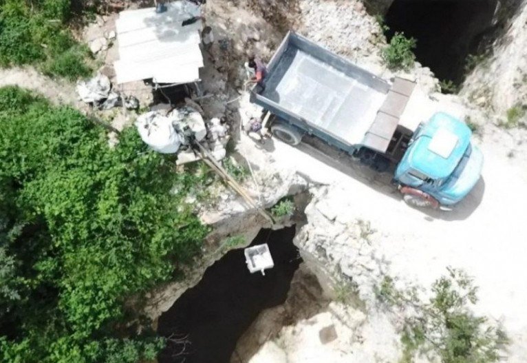 Nos t&uacute;neis de extra&ccedil;&atilde;o da caulim, alguns de at&eacute; 40 metros de profundidade, n&atilde;o havia planos de emerg&ecirc;ncia para eventuais acidentes dos trabalhadores, que ficaram conhecidos como "homens-tatu". AI Maciel Minera&ccedil;&atilde;o tamb&eacute;m entrou &lsquo;na lista suja&rsquo;