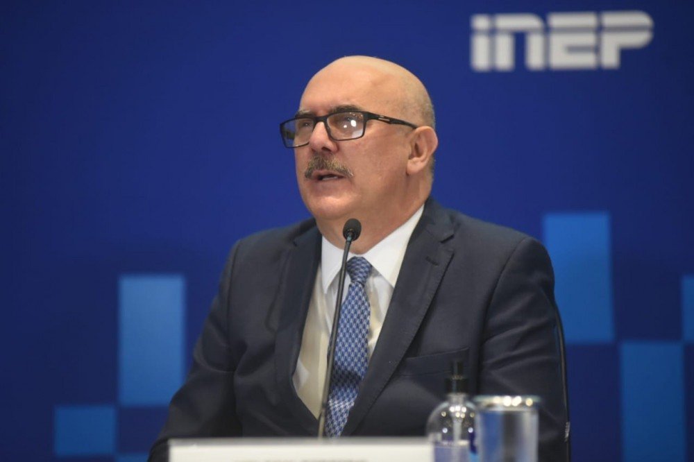 Em cerimônia reservada, ministro da Educação empossa três reitores