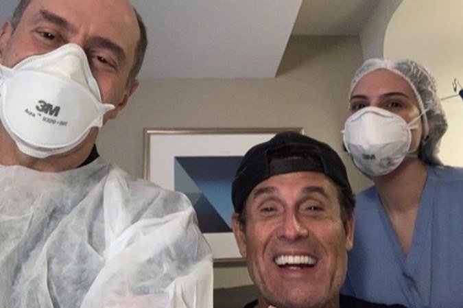 Sérgio Mallandro dançou com a equipe médica para comemorar a alta hospitalar -  (crédito: Reprodução/ Instagram)