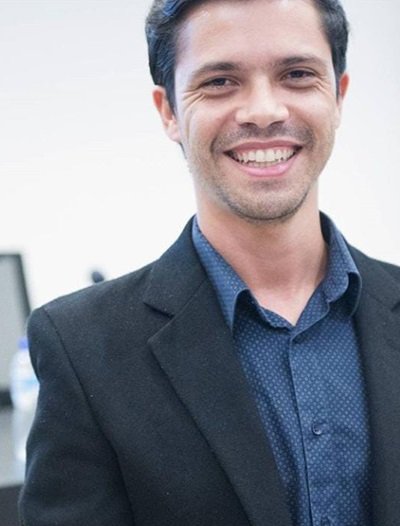 O docente Tédney Moreira considera que se especializar ainda mais pode contribuir para a formação dos alunos O docente Tédney Moreira considera que se especializar ainda mais pode contribuir para a formação dos alunos