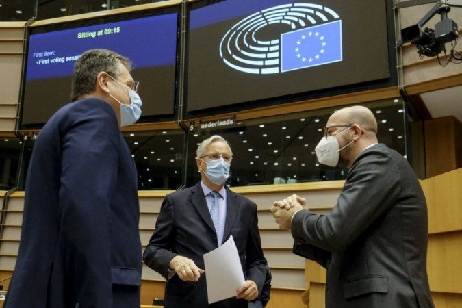 O vice-presidente da Comissão da UE, Maros Sefcovic, o negociador chefe da União Europeia do Brexit, Michel Barnier, o presidente do Conselho Europeu, Charles Michel, relatam sobre a cúpula europeia da semana passada durante a sessão plenária no Parlamento Europeu em Bruxelas em 21 de outubro de 2020. - (crédito: Olivier HOSLET / POOL / AFP) O vice-presidente da Comissão da UE, Maros Sefcovic, o negociador chefe da União Europeia do Brexit, Michel Barnier, o presidente do Conselho Europeu, Charles Michel, relatam sobre a cúpula europeia da semana passada durante a sessão plenária no Parlamento Europeu em Bruxelas em 21 de outubro de 2020. - (crédito: Olivier HOSLET / POOL / AFP)