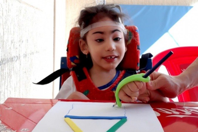 A pequena Sofia Damasceno em uma das atividades propostas pela professora