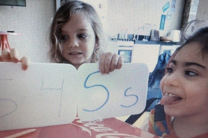 As irmãs Mariana e Sofia aprendem juntas com as atividades 