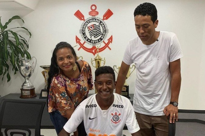 A alegria de Robert Renan ao lado dos pais ao assinar contrato com o Corinthians em 2018 - (crédito: Arquivo pessoal) A alegria de Robert Renan ao lado dos pais ao assinar contrato com o Corinthians em 2018 - (crédito: Arquivo pessoal)