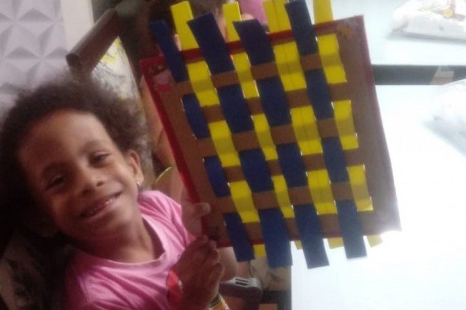 Victória tem Síndrome de Turner 45X e  aprende enquanto faz atividade de tecelagem