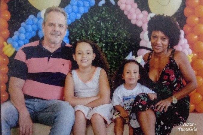 O casal Victor e Sandra e, ao centro, as irmãs Ludimila e Victória. A foto foi tirada na formatura de Victória na Educação Precoce do CEI 4 em 2019