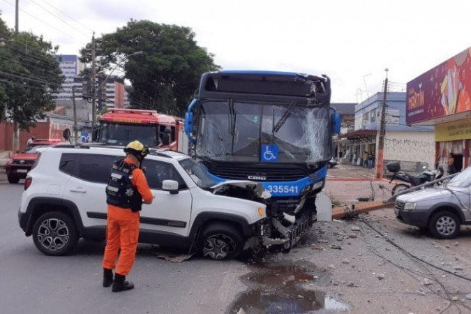 A colisão fez o trânsito ser interditado -  (crédito: Divulgação / CBMDF)