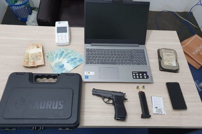 Os eletrônicos e materiais encontrados pelos policiais serão encaminhados para perícia do Instituto de Criminalística - (crédito: Divulgação/PCDF) Os eletrônicos e materiais encontrados pelos policiais serão encaminhados para perícia do Instituto de Criminalística - (crédito: Divulgação/PCDF)