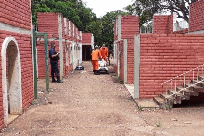 A mulher foi encontrada pelo segurança do parque, no Castelinho - (crédito: CBMDF/Divulgação) A mulher foi encontrada pelo segurança do parque, no Castelinho - (crédito: CBMDF/Divulgação)