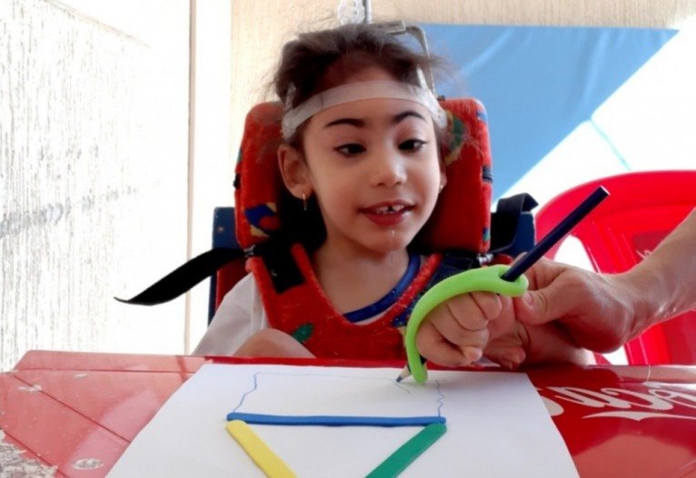 A pequena Sofia Damasceno em uma das atividades propostas pela professora