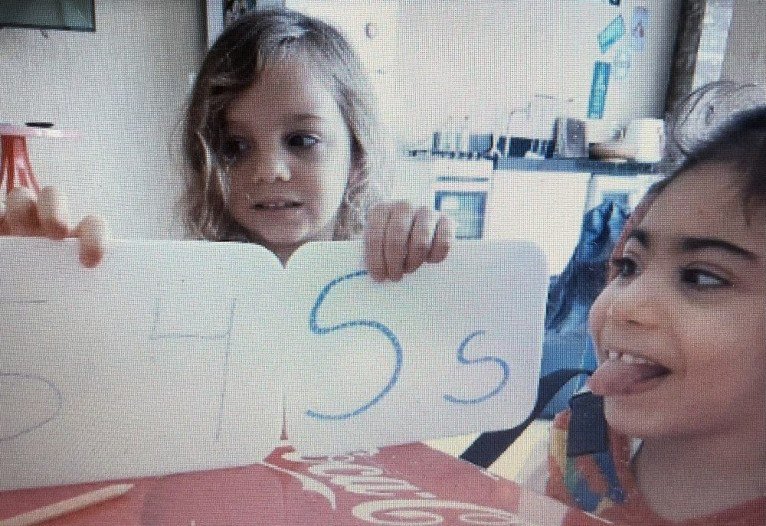 As irm&atilde;s Mariana e Sofia aprendem juntas com as atividades 