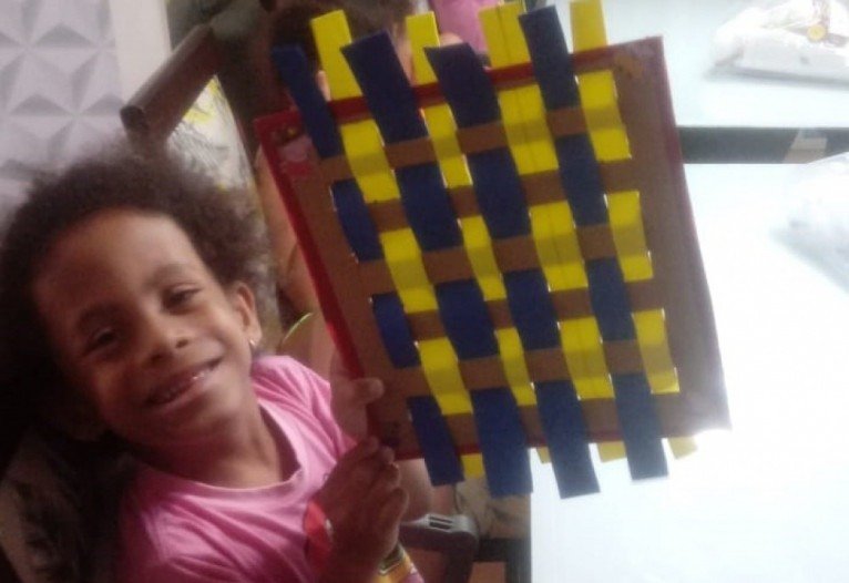 Vict&oacute;ria tem S&iacute;ndrome de Turner 45X e  aprende enquanto faz atividade de tecelagem