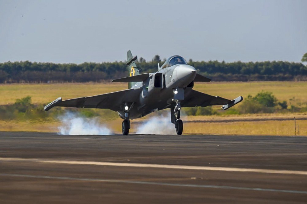 Bolsonaro participa de cerimônia do dia do Aviador e de lançamento do caça Gripen