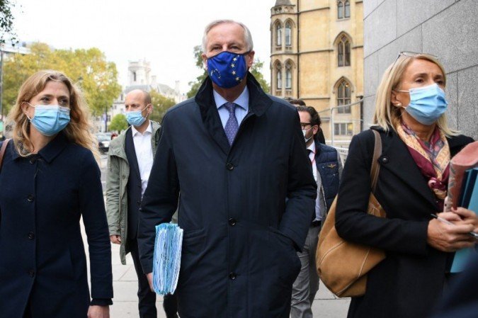 O negociador chefe do Brexit da UE, Michel Barnier (C), usa uma máscara por causa da nova pandemia de coronavírus caminha para um centro de conferências em Londres em 23 de outubro de 2020. - (crédito: Daniel LEAL-OLIVAS / AFP) O negociador chefe do Brexit da UE, Michel Barnier (C), usa uma máscara por causa da nova pandemia de coronavírus caminha para um centro de conferências em Londres em 23 de outubro de 2020. - (crédito: Daniel LEAL-OLIVAS / AFP)
