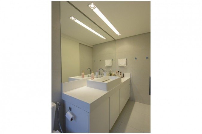 Uma boa op&ccedil;&atilde;o &eacute; p&ocirc;r uma luz em cima da pia, al&eacute;m da ilumina&ccedil;&atilde;o principal