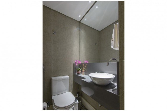 Espelhos d&atilde;o sensa&ccedil;&atilde;o de profundidade ao banheiro: invista nos maiores