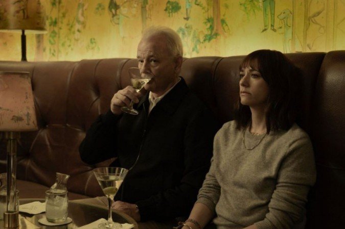 O filme marca a redição das parcerias de Sofia Coppola com Bill Murray e Rashida Jones -  (crédito:  Apple TV +/A24/Divulgação)
