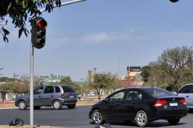 Quando o sinal estava vermelho, a mulher tentava roubar objetos de dentro dos carros que aguardavam - (crédito: Credito: Igo Estrela/Esp. CB/D.A Press) Quando o sinal estava vermelho, a mulher tentava roubar objetos de dentro dos carros que aguardavam - (crédito: Credito: Igo Estrela/Esp. CB/D.A Press)