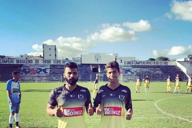 Adolescente Marcos Antônio Souza Maia e Silva, de 14 anos, foi baleado nas duas pernas durante uma operação da Polícia Civil em Campina Grande, na Paraíba. Fotos são do pai dele, José da Silva. O rapaz tinha data marcada para se apresentar ao CSA. - (crédito: Arquivo pessoal) Adolescente Marcos Antônio Souza Maia e Silva, de 14 anos, foi baleado nas duas pernas durante uma operação da Polícia Civil em Campina Grande, na Paraíba. Fotos são do pai dele, José da Silva. O rapaz tinha data marcada para se apresentar ao CSA. - (crédito: Arquivo pessoal)