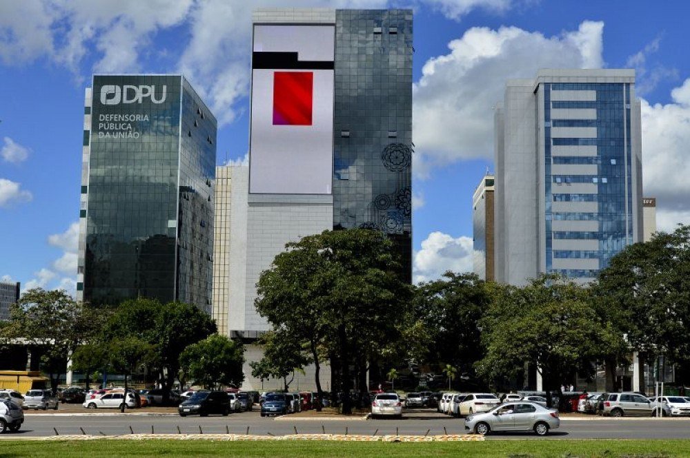 Justiça determina apreensão de painel publicitário irregular no centro de Brasília
