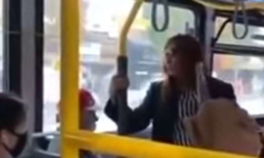 Vídeo: Sem máscara, mulher cospe em passageiro e é arremessada de ônibus 