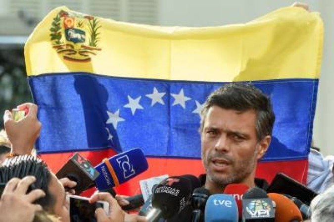 Leopoldo López discursa do lado de fora da Embaixada da Espanha, em Caracas, em 2 de maio de 2019, onde buscou refúgio: condenado a 14 anos de prisão 