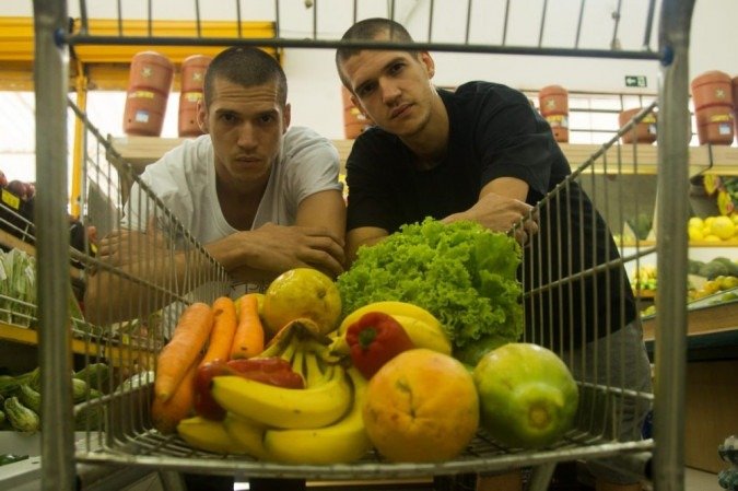 Os gêmeos Eduardo e Leonardo dos Santos usam as redes sociais para incentivar o veganismo acessível a todos