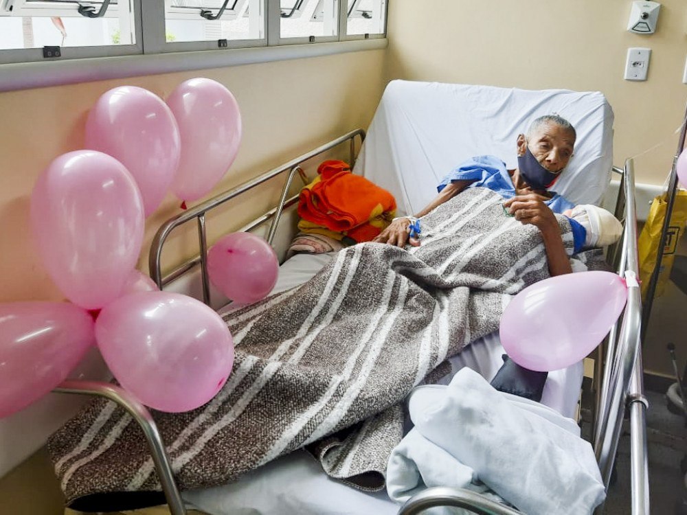 VÍDEO: Hospital Planaltina faz festa de aniversário para paciente de 104 anos