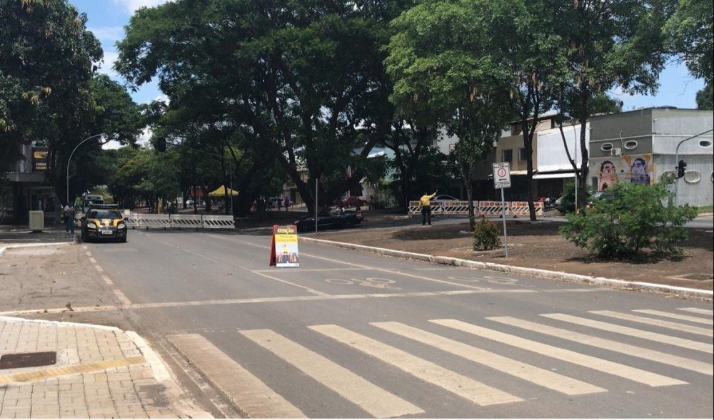 Primeiro domingo com cruzamento liberado na W3 Sul tem movimento tranquilo