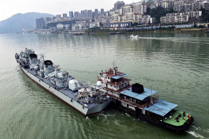 Esta foto tirada em 18 de outubro de 2020 mostra o Zhuhai (E), o último destruidor de mísseis teleguiados Tipo 051 da China, passando pelo condado de Fengjie, província de Chongqing nas Três Gargantas no rio Yangtze. - (crédito: STR / AFP) Esta foto tirada em 18 de outubro de 2020 mostra o Zhuhai (E), o último destruidor de mísseis teleguiados Tipo 051 da China, passando pelo condado de Fengjie, província de Chongqing nas Três Gargantas no rio Yangtze. - (crédito: STR / AFP)