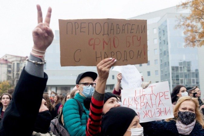 Professores e alunos da Universidade Estatal da Bielorrússia seguram cartazes com os dizeres Professores e alunos da Universidade Estatal da Bielorrússia seguram cartazes com os dizeres