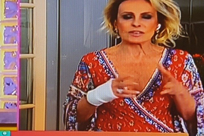 Ana Maria apresentou o Mais você com a mão enfaixada nesta segunda-feira - (crédito: Reprodução) Ana Maria apresentou o Mais você com a mão enfaixada nesta segunda-feira - (crédito: Reprodução)