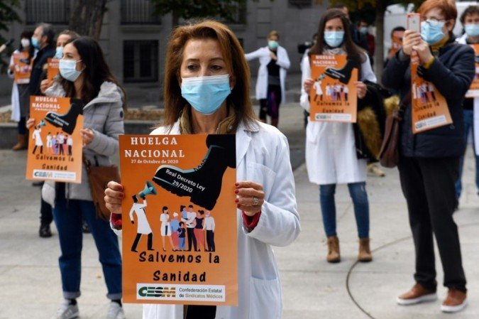 Médicos protestam contra os maus-tratos ao setor, convocados pela Comissão Executiva da Confederação Estadual dos Sindicatos Médicos (CESM), e exigem saúde de qualidade durante manifestação em frente ao Parlamento espanhol, em Madri. -  (crédito: PIERRE-PHILIPPE MARCOU / AFP)