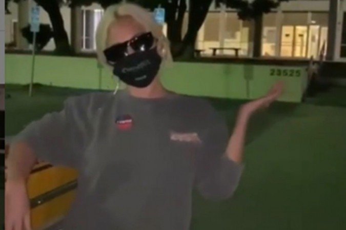 Lady Gaga ao lado da caixa de correio onde depositou o voto à presidência dos EUA - (crédito: Reprodução/Instagram) Lady Gaga ao lado da caixa de correio onde depositou o voto à presidência dos EUA - (crédito: Reprodução/Instagram)