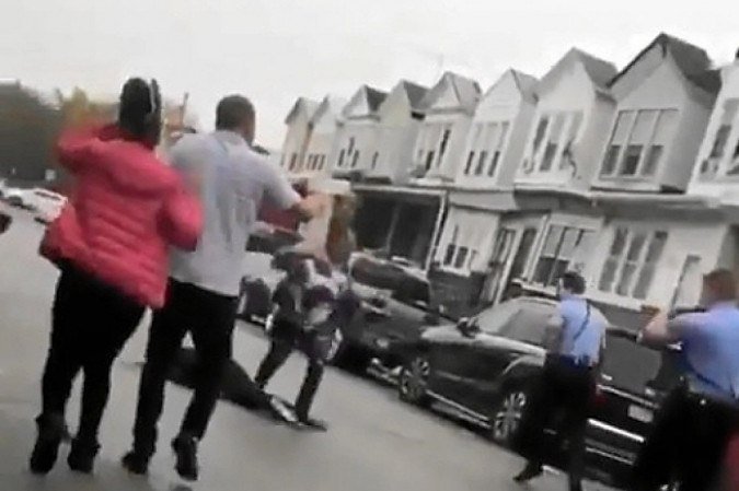 FLAGRANTE DE UM ASSASSINATO — A mãe do cidadão negro Walter Wallace Jr., 27 anos, tentou protegê-lo, enquanto dois policiais apareceram de arma em punho e em posição para atirar, 
na região oeste da Filadélfia. Nas imagens gravadas por vídeo, Walter se desvencilha da mãe e corre em direção aos agentes. Segundos depois, os policiais atiram várias vezes, de forma sucessiva. Walter cai no chão, morto, enquanto a mãe se desespera, diante do corpo do filho e grita. 