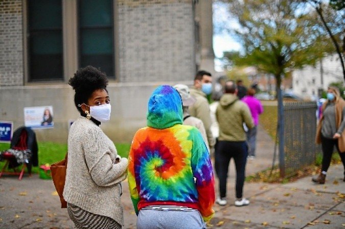 Cidadãos da Filadélfia fazem fila do lado de fora de seção eleitoral para votarem com antecedência: afro-americanos podem ter papel decisivo