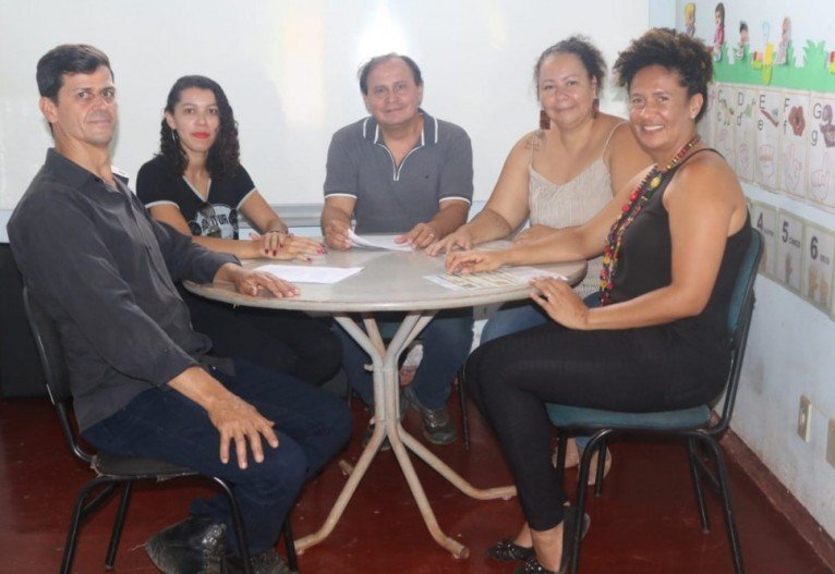  Da esquerda para a direita: Enivaldo Eurico, Angela Machado, Vallisney de Oliveira, Marly Monsueth e Viviane Leandro da Silva Rodrigues em reunião para firmar a parceria do projeto com a escola