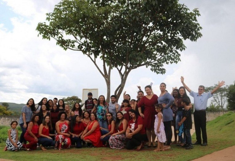 Bolsistas do projeto com educadores da escola Carla Moana durante o evento literário de Natal no ano passado