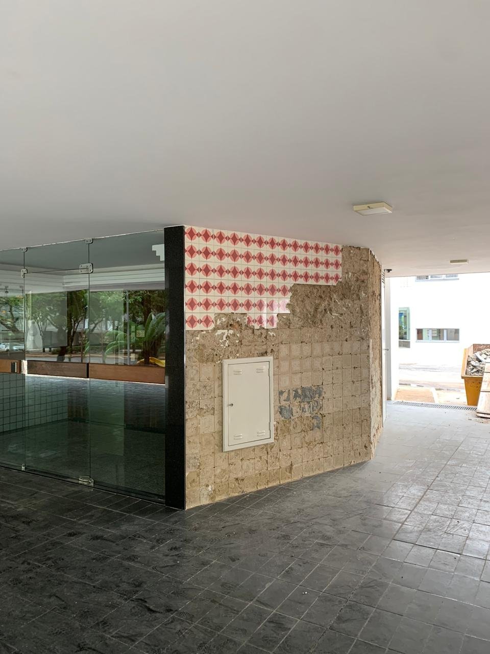 Obra no Bloco B da 314 Sul retira azulejos originais da d&eacute;cada de 1970